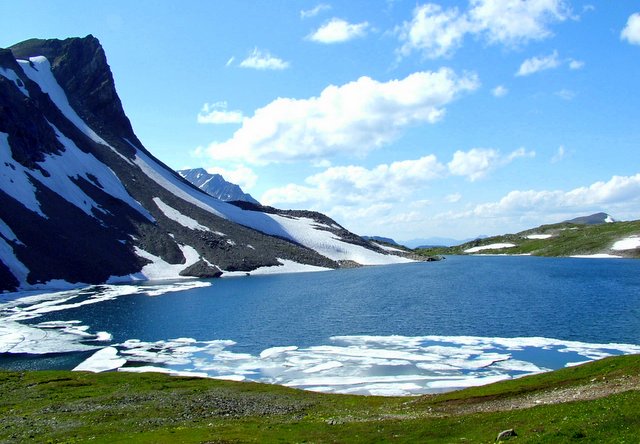 горное озеро