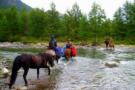 через реку глубокую и с быстрым течением без коня перебираться сложно